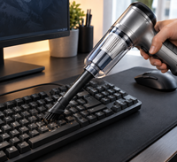 D50 Pro reinigt Staub und Krümel aus einer Computertastatur